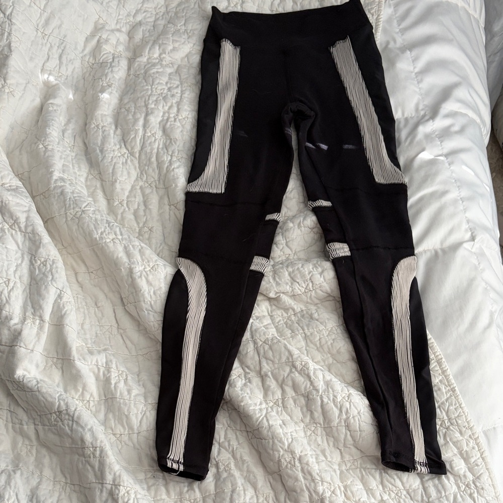 Alo Yoga Black Leggings with White Contrast Panels